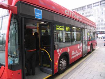 英国伦敦使用的燃料电池公共巴士(2006年2月)。 以上文字说明这张图片。 英国伦敦使用的燃料电池公共巴士(2006年2月)。 以上文字说明这张图片。