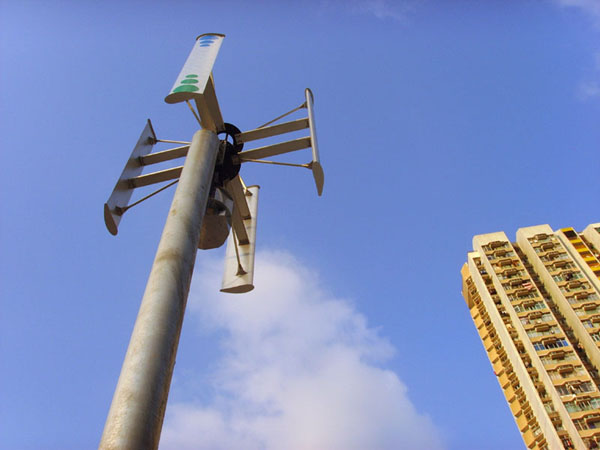 760瓦竖轴小型风力发电机为灌溉及照明设施提供电力〔来源:皇仁旧生会中学〕。 以上文字说明这张图片。 760瓦竖轴小型风力发电机为灌溉及照明设施提供电力〔来源:皇仁旧生会中学〕。 以上文字说明这张图片。