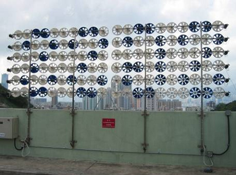 >装於筲箕湾官立中学天台的100瓦微型风力发电机。 以上文字说明这张图片。 >装於筲箕湾官立中学天台的100瓦微型风力发电机。 以上文字说明这张图片。