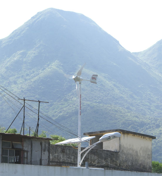 西贡区的一个小型风光互补装置。 以上文字说明这张图片。
