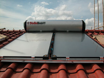 套装太阳能热水器。 以上文字说明这张图片。